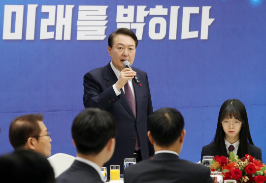 윤석열 대통령이 16일 경기도 성남시 한국잡월드에서 열린 국제기능올림픽 선수단 격려 오찬에서 발언을 하고 있다. [대통령실통신사진기자단, 성남=연합뉴스]